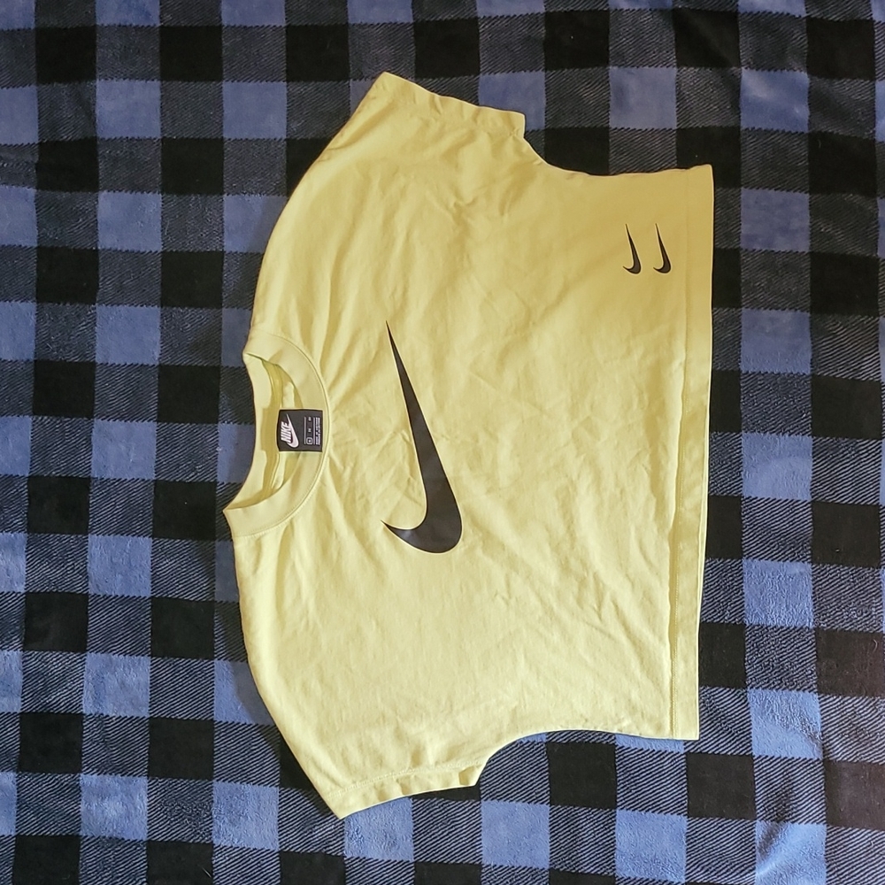 Nike. Women's crop-top tee shirt. Size XL
